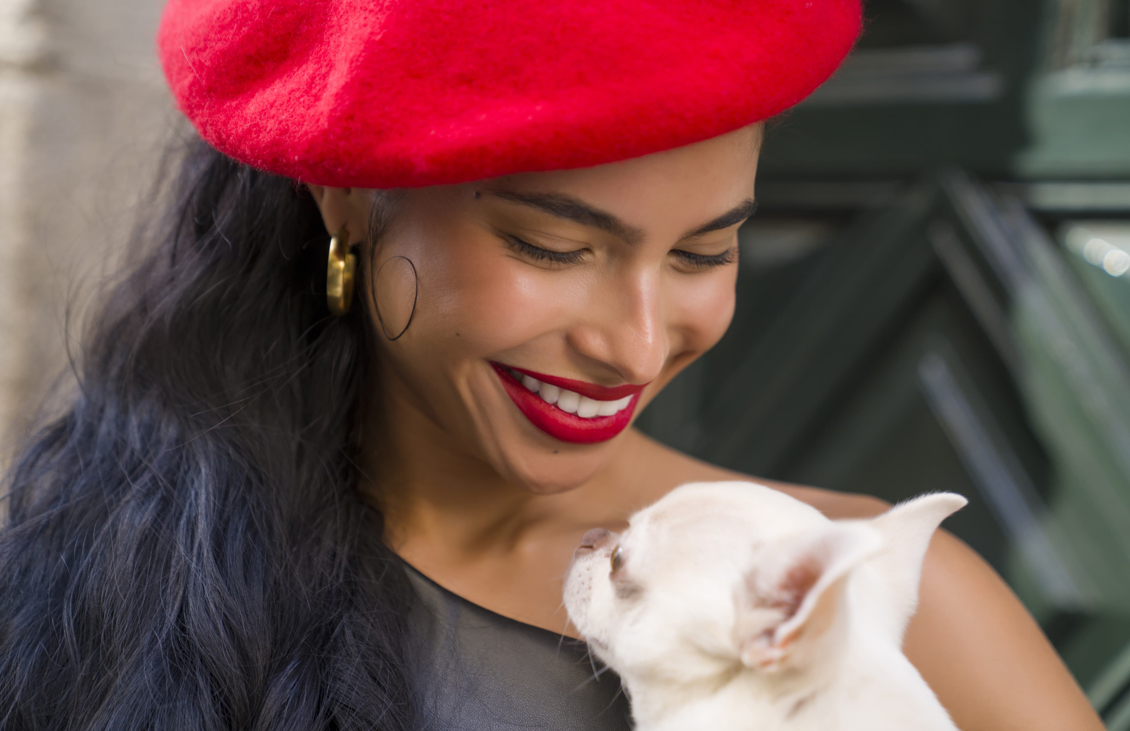 Maquillaje editorial con boina roja