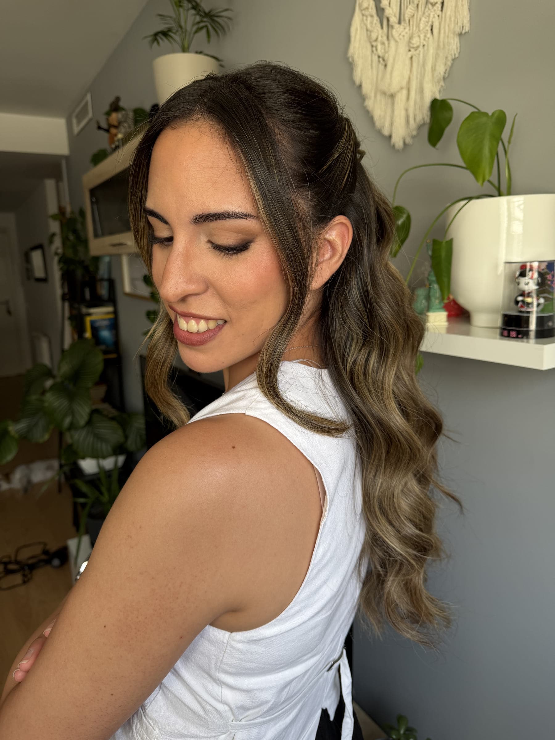 Maquillaje de novia con peinado pulido