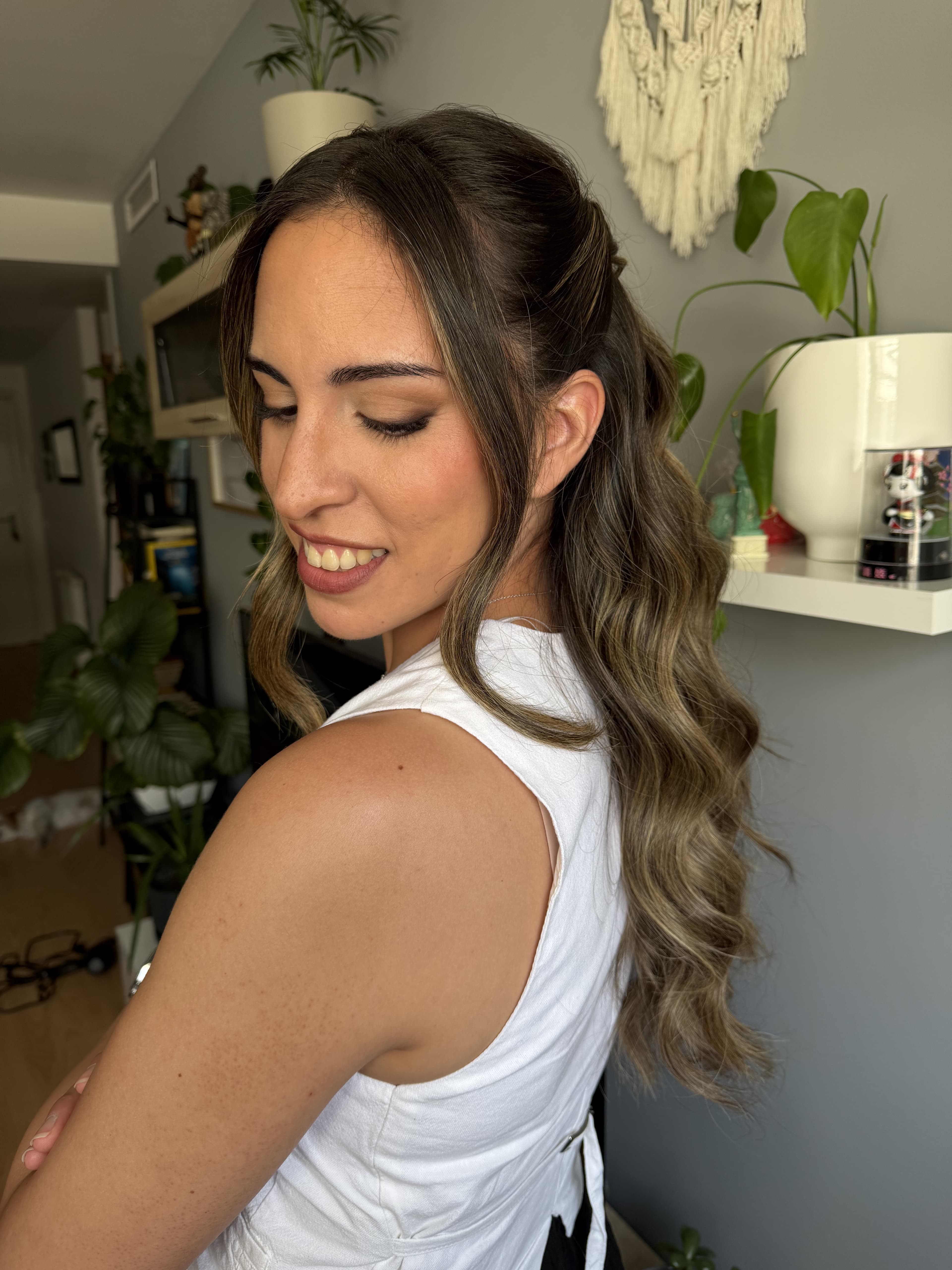 Maquillaje de novia con peinado pulido