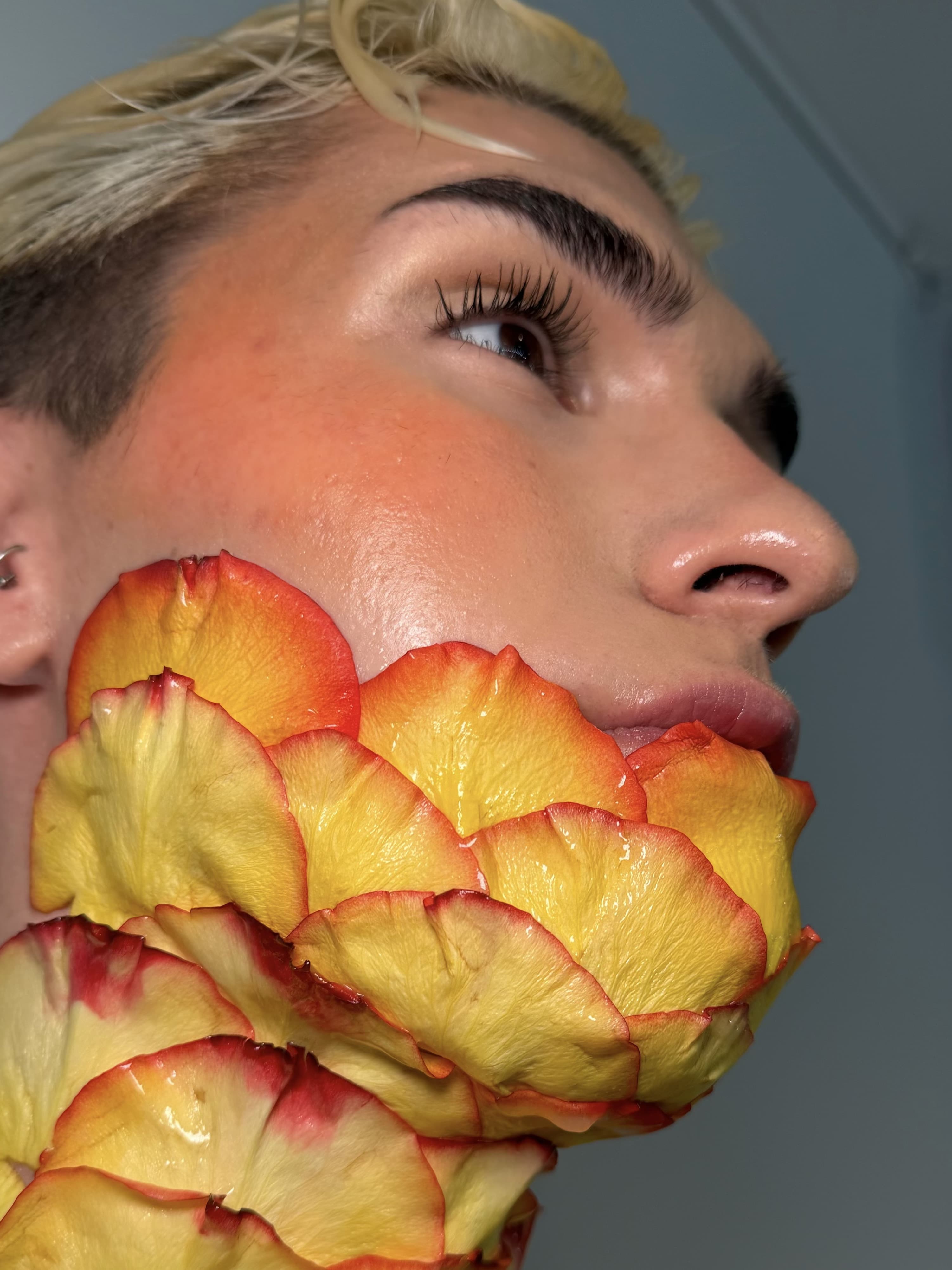 Maquillaje editorial con flores