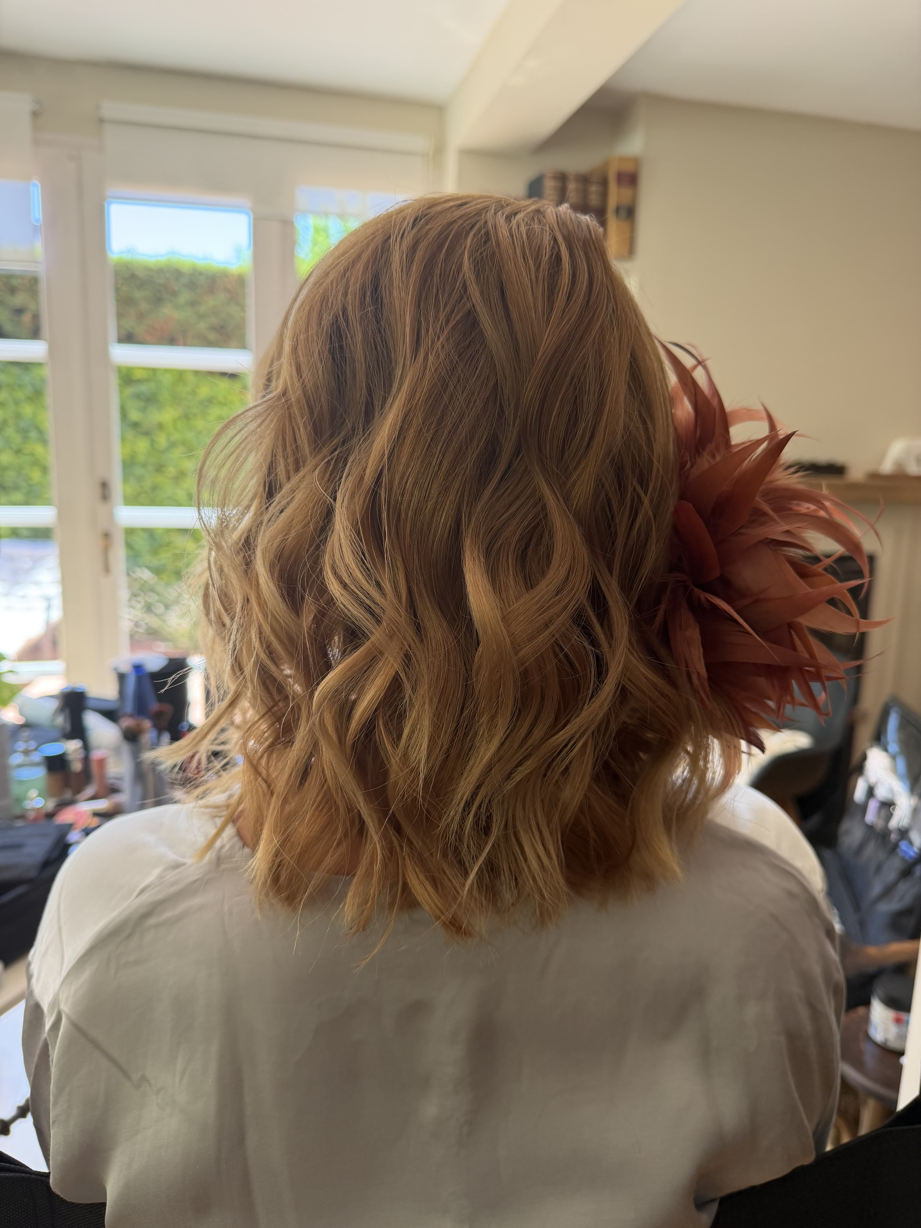 Peinado con ondas y tocado para invitada