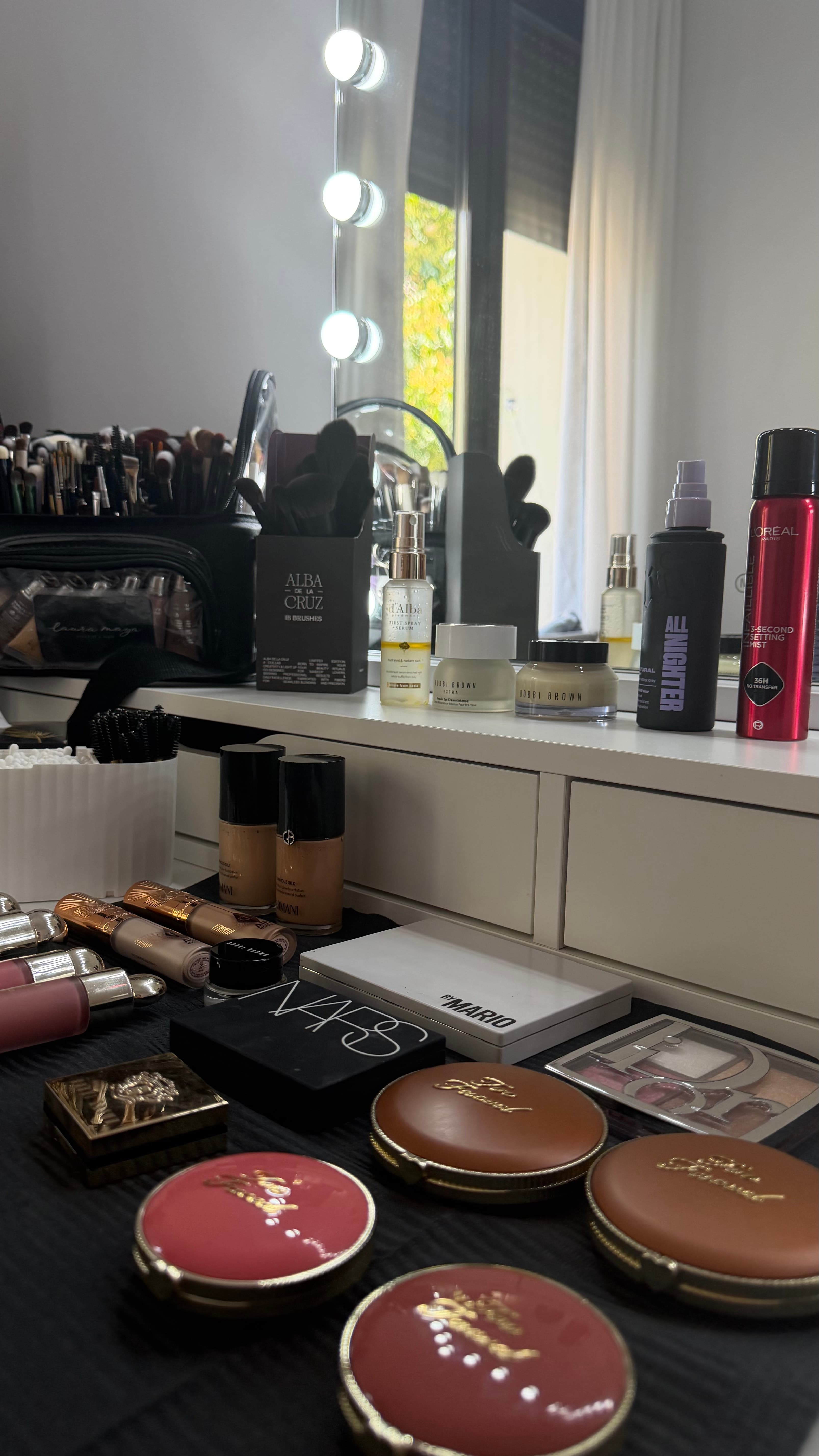 Tocador con maquillaje y herramientas para un curso