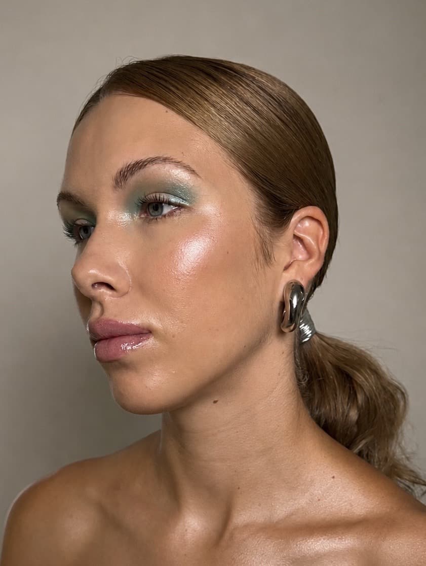 Detalle de maquillaje y peinado para una sesión editorial