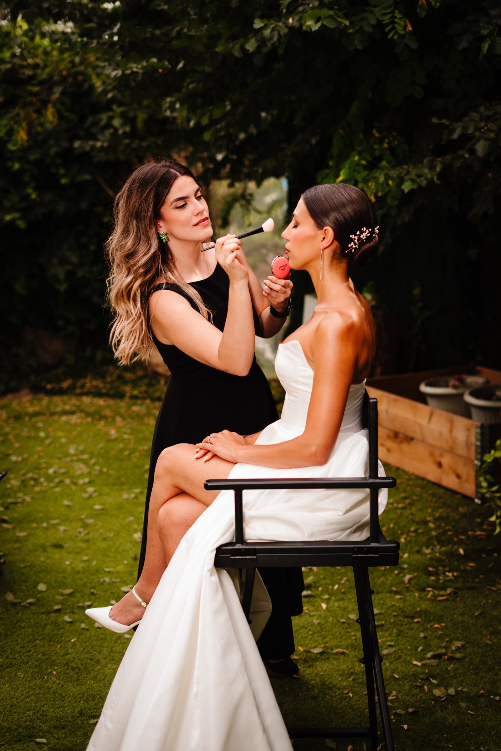 Laura maquillando a una novia