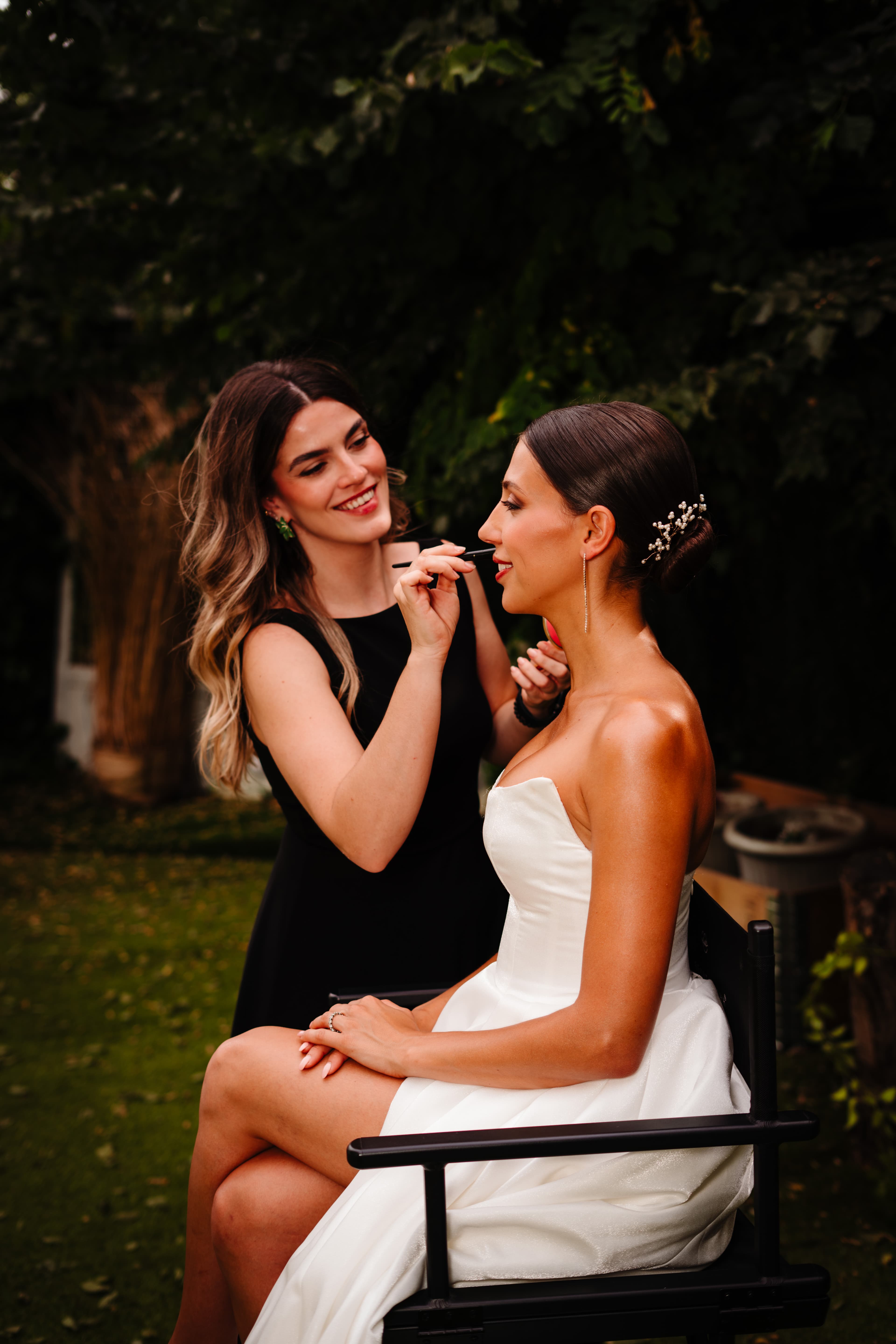 Laura maquillando a una novia