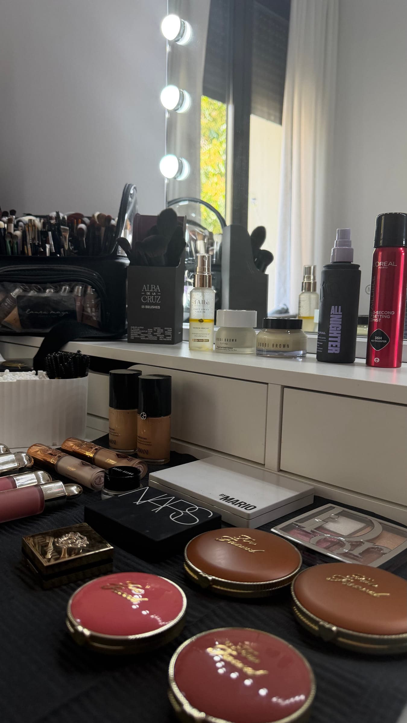 Tocador con maquillaje, brochas y herramientas de peluquería